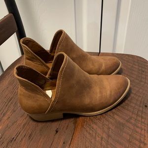 Universal Thread Size 7 booties, caramel brown color